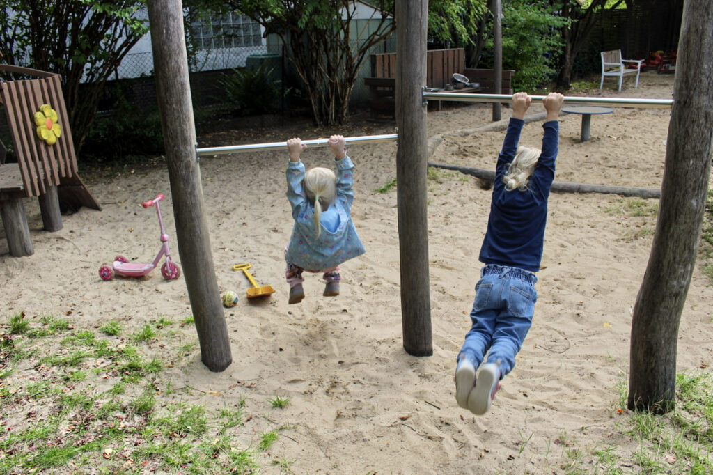 Das sind wir Kinder spielen im Garten